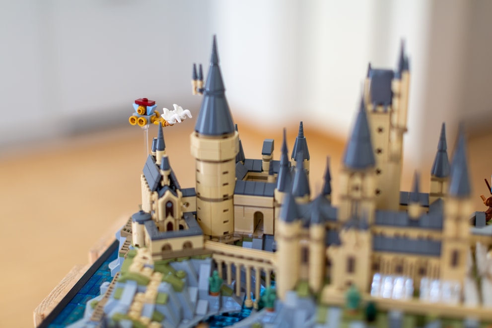 Die Beauxbatons-Kutsche schwebt über das Hogwarts-Schloss hinweg.