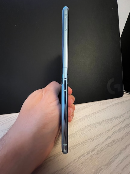 The device can’t be opened a full 180 degrees.