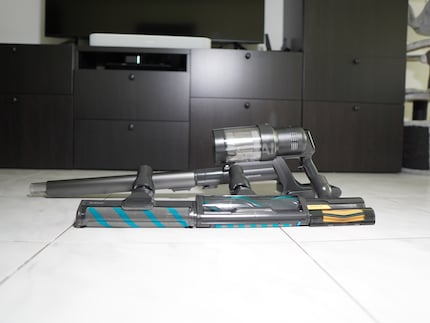 The Jet AI comes with a lot of accessories, and two of the three brushes have LEDs.