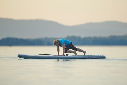 Die Übung hat es in sich: Bergsteiger auf dem Wasser.