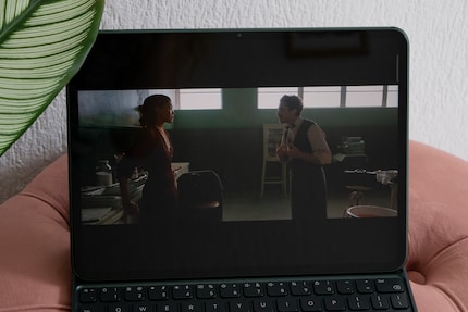 Filme schauen geht super, das Format bringt allerdings ziemlich viel Schwarz oben und unten mit.
