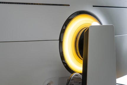 Der kleine Leuchtring geht an einem Super-Ultrawide-Monitor unter.