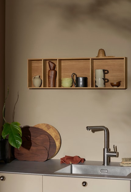 Mit dem kompakten Küchenregal «Bon» wurde ein Platz für die Präsentation einiger hübscher Gegenstände geschaffen. Foto: Ferm Living