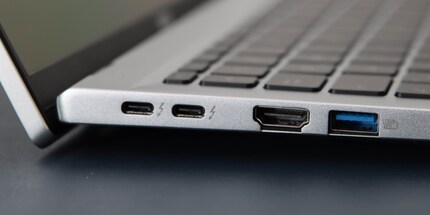 Die Anschlüsse auf der linken Seite des Swift Go 14.