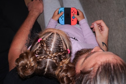 Den Controller hält Zoe schon wie ein Routinier.