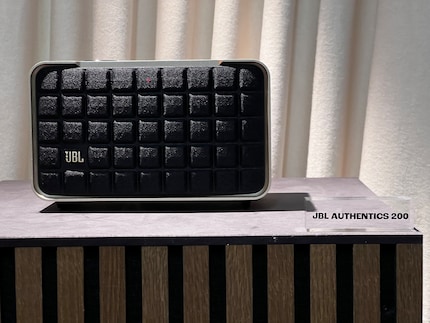 Abgesehen von weniger Treibern und den Massen ist die 200er mit dem 300er-Speaker identisch.