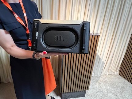 Den Subwoofer findest du unten am Speaker.