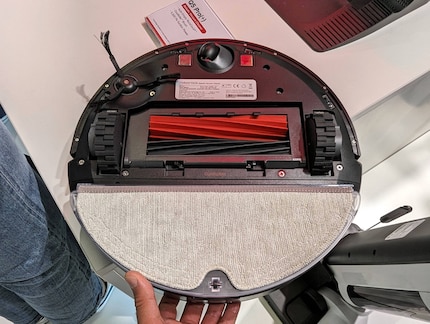 Neben zwei Bürsten haben die Roboter auch einen vibrierenden Mopp.