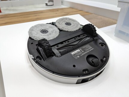 The two round mops can be extended to clean the edges.