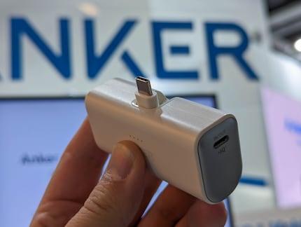 Die Nano Powerbank lässt sich sogar aufladen, während sie das Smartphone lädt.