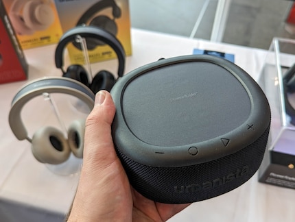 Urbanista Malibu: Handlicher Bluetooth-Lautsprecher mit Solarfolie und nach IP67-Rating wasserdicht.