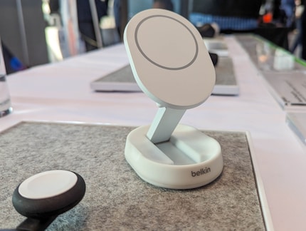 Mit dem Belkin BoostCharge lässt sich das iPhone beim Laden trotzdem bewegen.