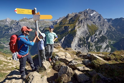 Rémy Kappeler mit zwei seiner drei Kinder auf dem Gällihore bei Kandersteg.
