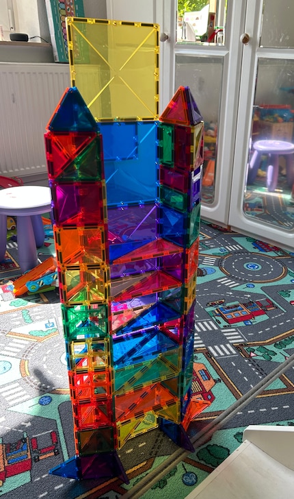 Children can create three-dimensional structures with the colourful magnetic bricks.