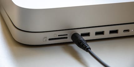 Der USB-Hub unter dem Mac Mini hat einen Kopfhörerausgang und somit einen eingebauten DAC.