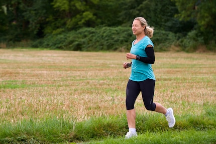 Um genug Energie für das Training zu haben, ist Zucker in Form von Gels oder Sportgetränken sinnvoll.