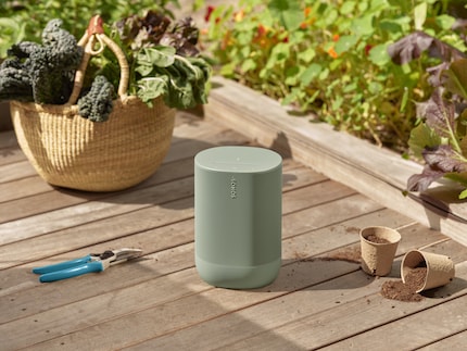 Den Sonos Move 2 gibt es auch in Olive. Diese Farbe soll Outdoor besonders gut passen.