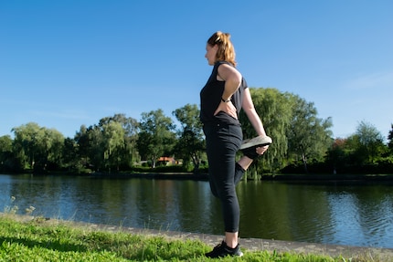 Fast alle Dehnübungen kommen ohne Hilfsmittel aus, sodass ich zu jeder Zeit ein bisschen Stretching einschieben kann – zum Beispiel auf dem Weg nach Hause.