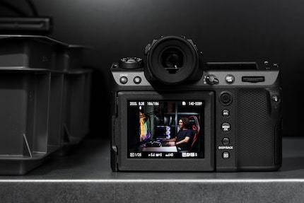 Both the rear display and the electronic viewfinder are among the best of their kind.