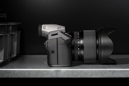 The camera certainly isn’t small, but it’s still comfortable to hold thanks to the rubberised grip and nice shape.