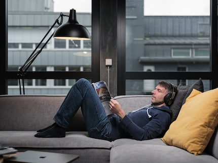Thanks to good autofocus, I’m as relaxed when taking pictures as David is when reading our competitor’s magazine.