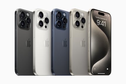 Die neuen Farben des iPhone 15 Pro. Ganz rechts «Titan Natur», welches Gold ablöst.