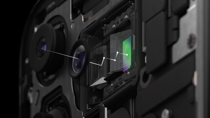 Apples Tetraprisma-Konstruktion – sie kreiert mehr Distanz zwischen Objektivöffnung und Sensor. So ist eine längere Brennweite möglich.