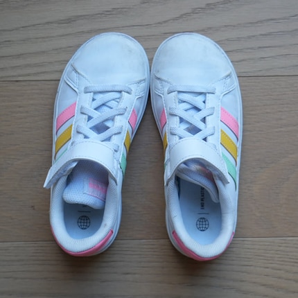 Ein Hauch von einem «Küsschen»: So geht das mit den Schuhen.