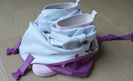Mach's wie die Feuerleute und schlüpf gleichzeitig in Regenhose und -schuhe.