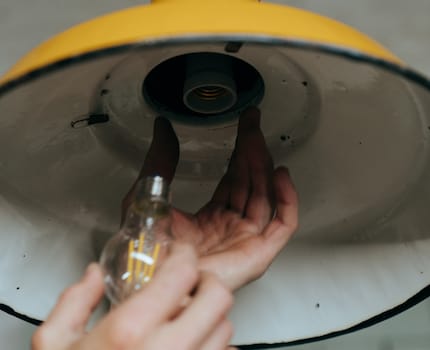 Schon lange überfällig: Die alten Glühbirnen sind schnell durch LEDs getauscht.