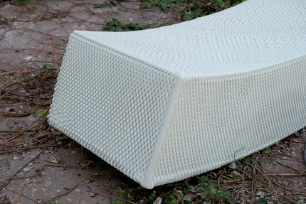Die Sitzbank «Knotty» hat dank «Strickmuster» eine kräftige und haptische Textur.