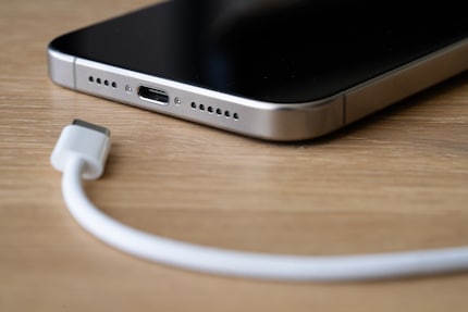 Der USB-C-Anschluss des iPhone 15 Pro unterstützt USB 3.2 Gen 2 mit 10 Gbps.