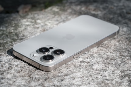 Das iPhone 15 Pro ist für sich betrachtet ein hervorragendes Smartphone. Dieses Jahr ist der Vorsprung aufs reguläre Modell aber klein. Wer die paar Extra-Funktionen nicht braucht, kann sich den Aufpreis sparen.