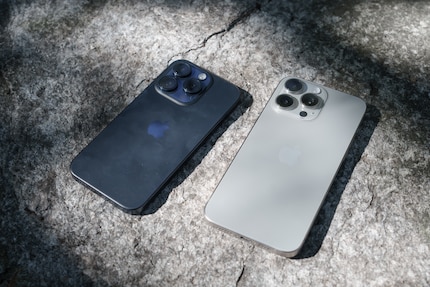 Das dunkelblaue iPhone ist schmutzanfällig. Auf dem helleren Farbton sieht man Fingerabdrücke viel weniger.