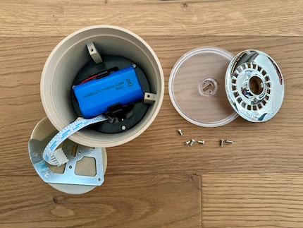 The battery can be found in the head of the Poldina Pro, here in blue.