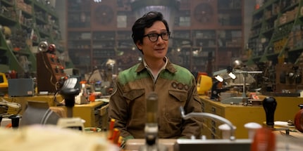 Ke Huy Quan, den meisten aus «Everything Everywhere All at Once» bekannt, ist eines der grossen Highlights von Staffel 2.