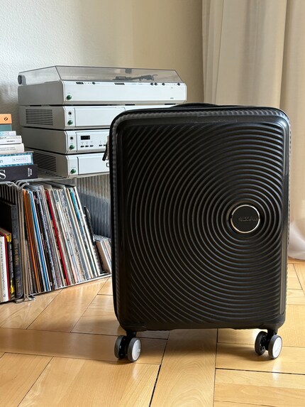 Der 55 × 40 × 20 Koffer hat Handgepäck-Idealmasse.