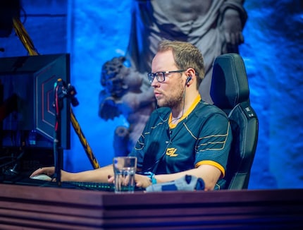 Before a tournament, Ørjan studies the setting and, of course, his opponent.