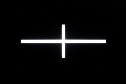 Mit einem Testbild kann ich leichtes Blooming provozieren, das im Alltag aber praktisch unsichtbar bleibt. Dieses Foto zeigt einen kleinen Ausschnitt der Bildläche. Das Kreuz ist in echt etwa 15 cm breit.