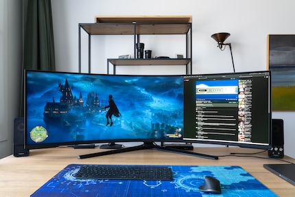 Der Neo G9 lässt sich in zwei virtuelle Monitore aufteilen, hier im Verhältnis 2:1. Links liefert mein PC das Bild, rechts das MacBook. Stattdessen kannst du auch beide Seiten am gleichen Gerät anschliessen.