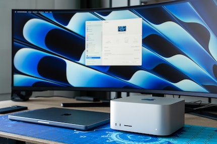 Mein M1 Max MacBook (links) kann den Neo G9 nicht vernünftig betreiben. Der M2 Max Mac Studio schon, denn der hat einen HDMI-2.1-Anschluss.