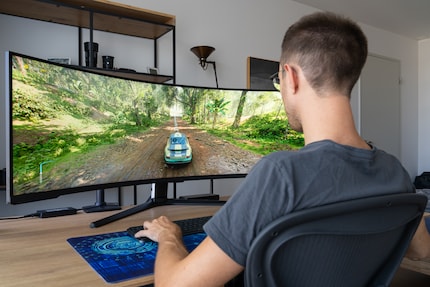 Das riesige Widescreen-Display umschlingt mich, was in Simulationen und Rennspielen für ein eindrückliches Spielerlebnis sorgt – vorausgesetzt dein Computer liefert genügend Frames pro Sekunde.