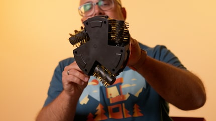 Der Grillbot hat drei Borstenräder, um den Grill zu reinigen.