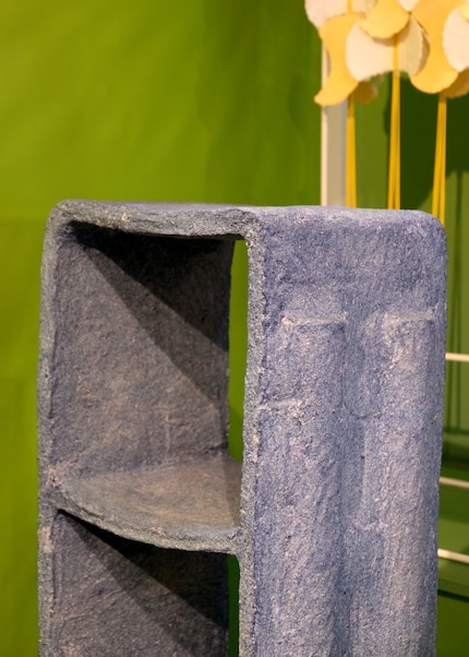 The paper recycling process makes it possible to build furniture.