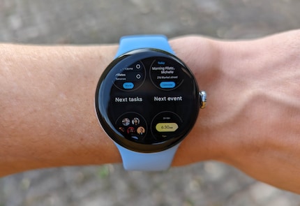 Tiles sind interaktive Felder, die dir schnell Informationen zu Apps oder Funktionen liefern.