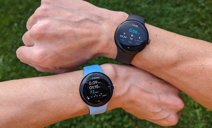 Die erste Pixel Watch (rechts) misst den Puls nicht immer gleich genau. Die Fitbit-App ist auf der Pixel Watch 2 ebenfalls besser.