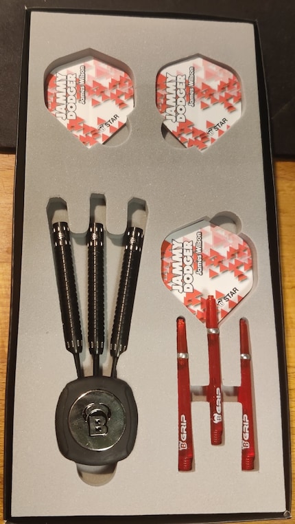 Im Lieferumfang ist in einer kleinen Box neben den Barrels, den Shafts und den Flights auch ein Bull’s Pinpointer enthalten. 