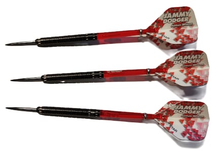 Die Barrels der «Bull’s James Wilson Black Edition Steeldarts» sind optisch eher schlicht gehalten. Schön finde ich die silbernen Highlights sowie das eingravierte Bull’s Logo und die Unterschrift des Spielers.