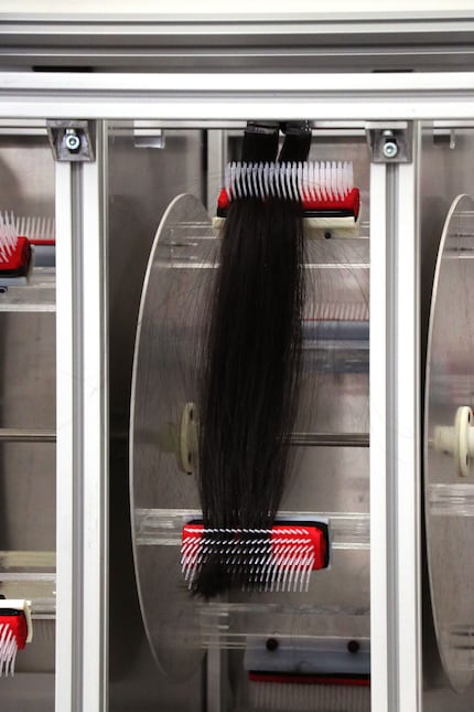 The device spins and combs the hair for an extended period. Then the engineers measure whether the hair has broken and how much.