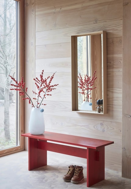 In the entrance area, a bench creates the perfect place to sit and store things.